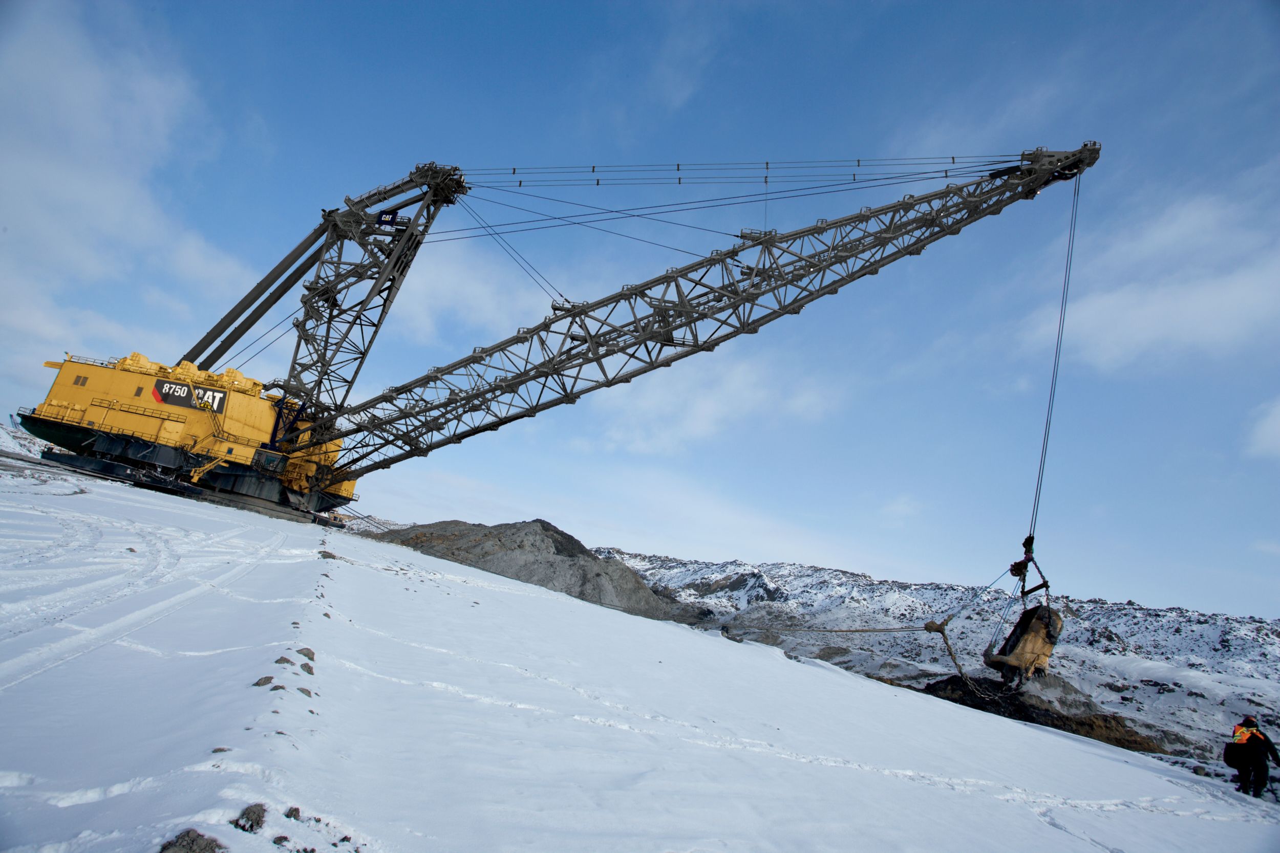 Cat 8750 large dragline at a mine