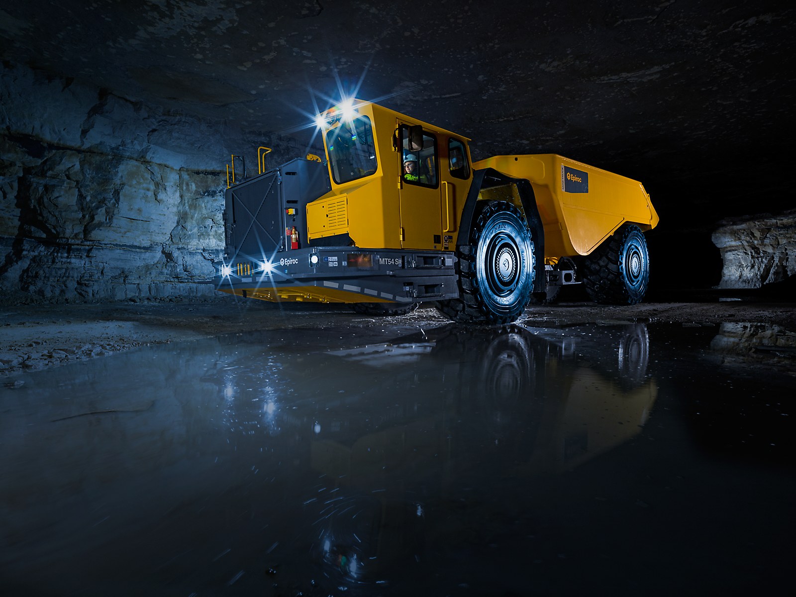 Epiroc 官方 Minetruck MT54 S 地下矿用卡车矿井实机图