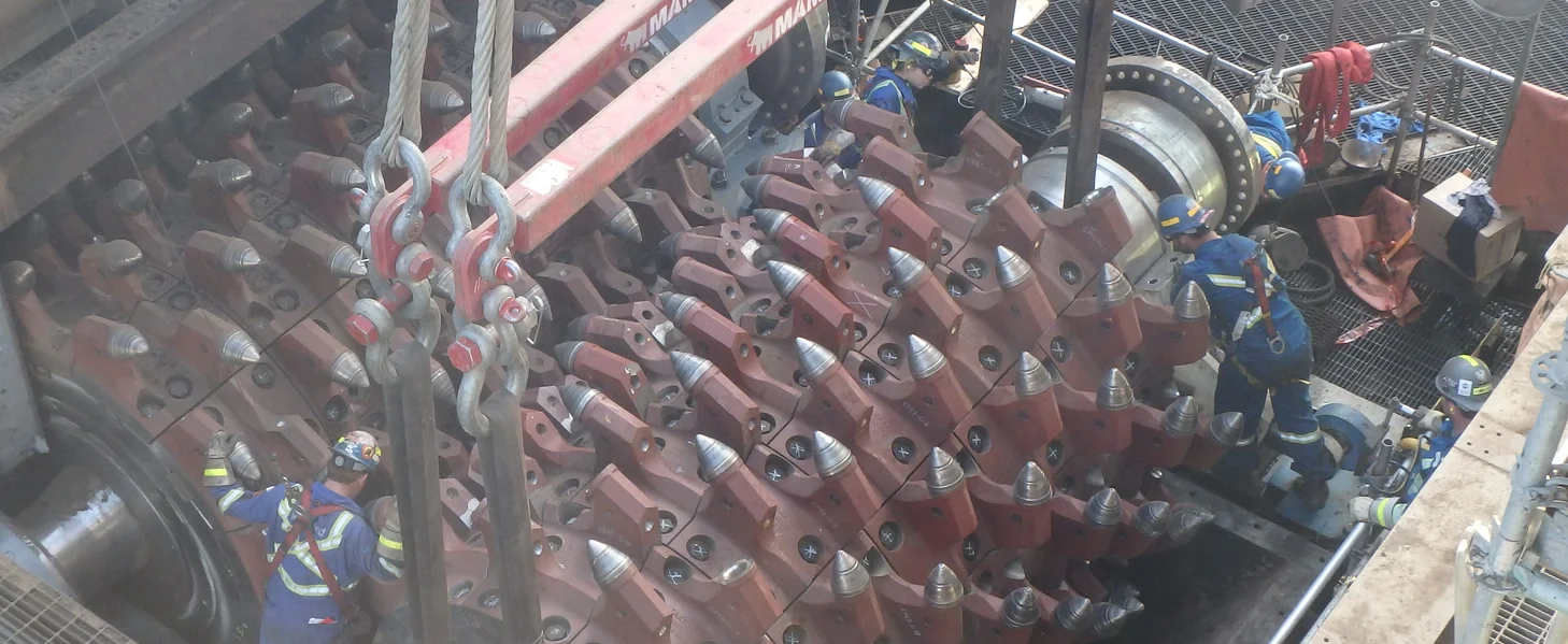 TAKRAF double-roll crusher The original factory plot for the site assembly Identification Double-tooth rollers and host Construction