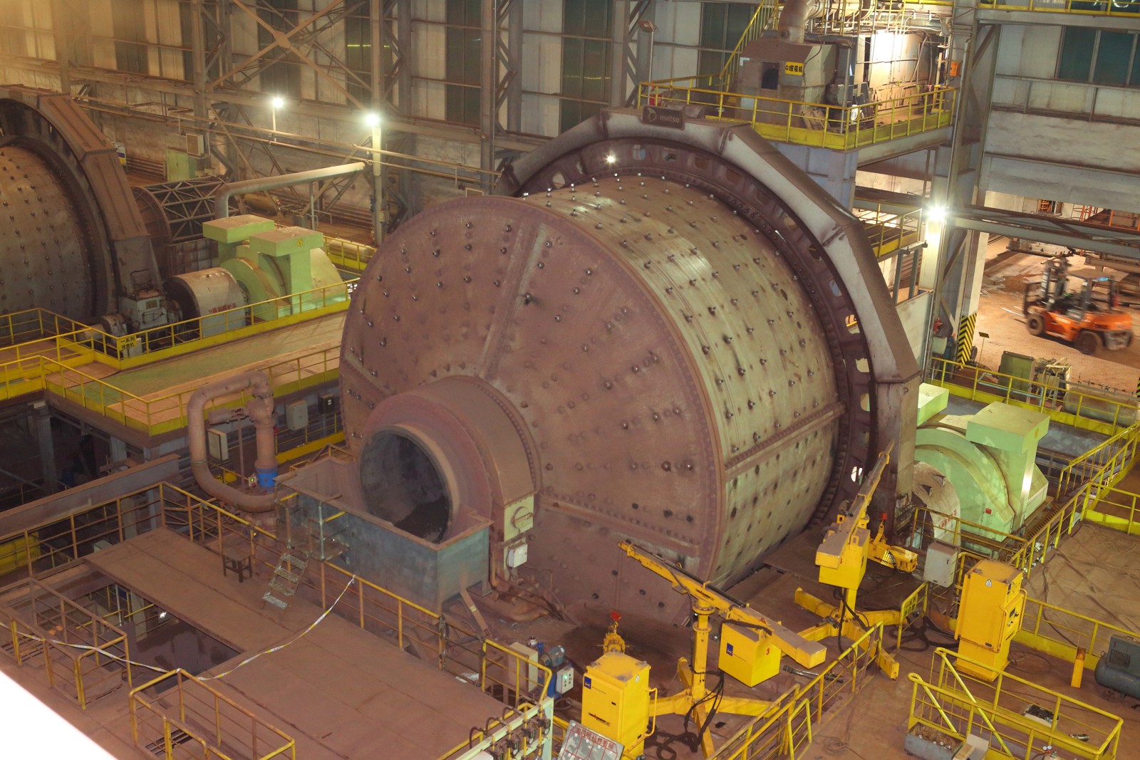 SAG mill installation and maintenance site