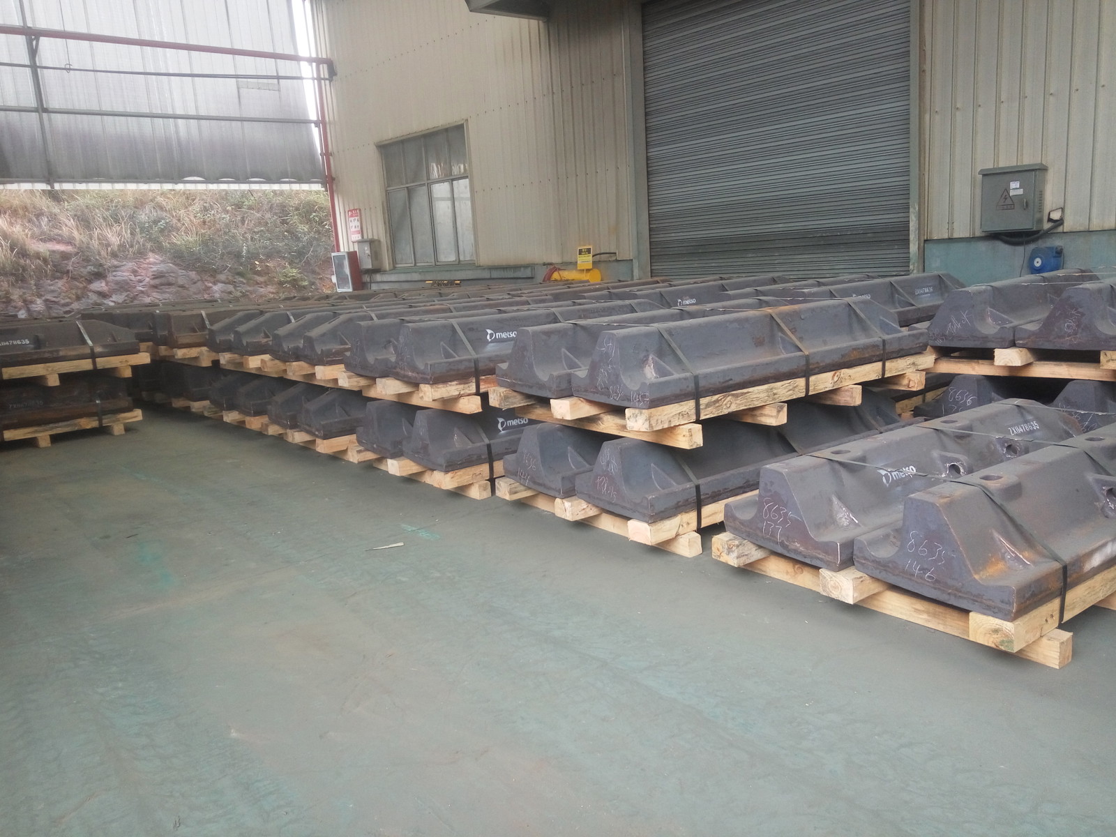 SAG mill shell liners and lifters
