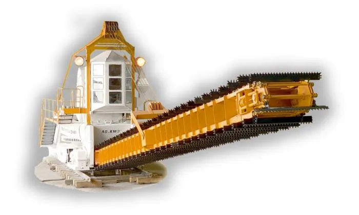 Kopeysk К500 cargadora sobre rieles con pluma y cadena de rasquetas