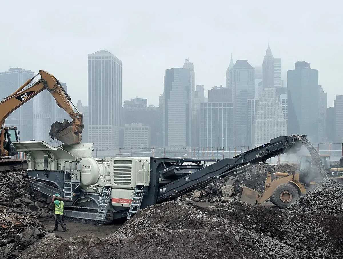 Lokomo Crawler-mounted crushing plant – Tracked mobile crushing plant (2)