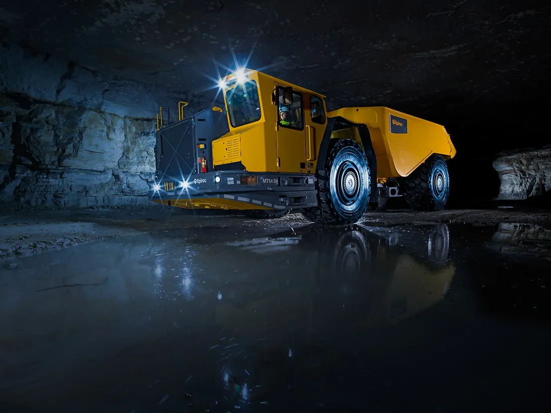 Imagen oficial del camión minero subterráneo Epiroc Minetruck MT54 S: Definition of minefields