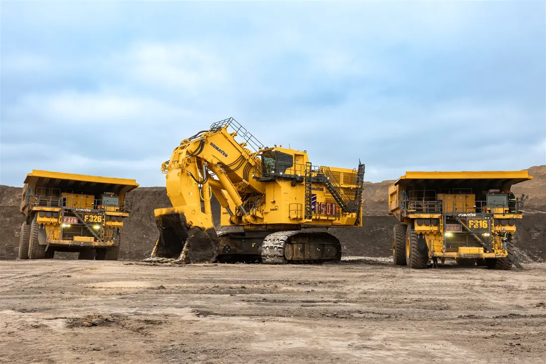 Imagen oficial en campo de una excavadora hidráulica minera Komatsu PC9000 trabajando con un camión minero