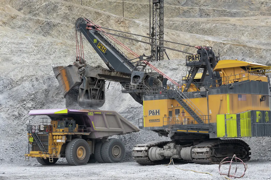 Imagen oficial en operación de una pala eléctrica de cables Komatsu P&H 4100XPC