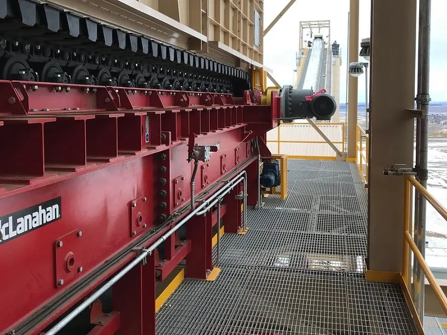Primer plano oficial de placas, cadena y accionamiento de un alimentador de placas McLanahan