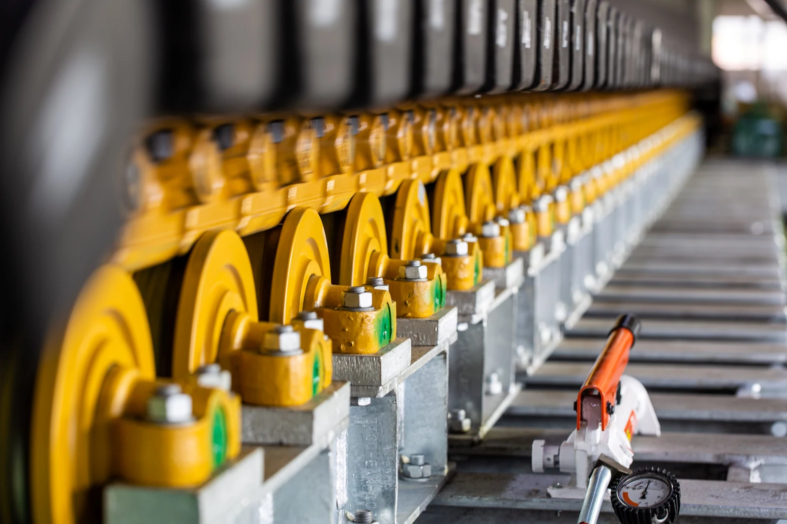 Rodillos superiores y cadenas del alimentador de placas TAKRAF, imagen del fabricante