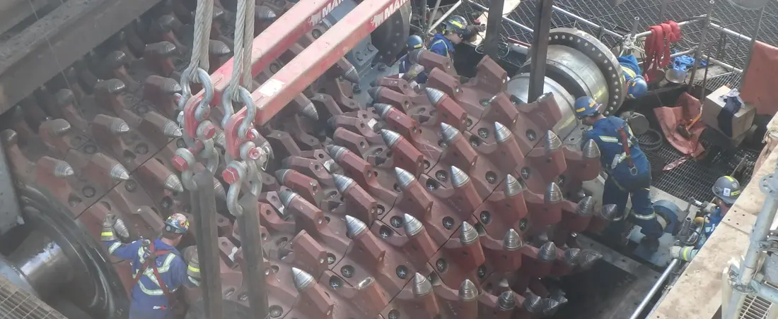 Trituradora de doble rodillo TAKRAF que muestra los rodillos dentados, los segmentos dentados y el bastidor