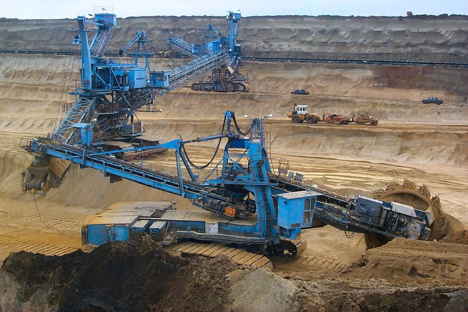 Excavadora de rueda de cangilones TAKRAF y MTC en operación de varios bancos